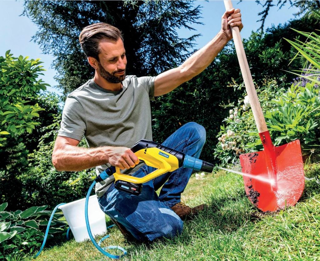 Mann bei Gartenarbeit